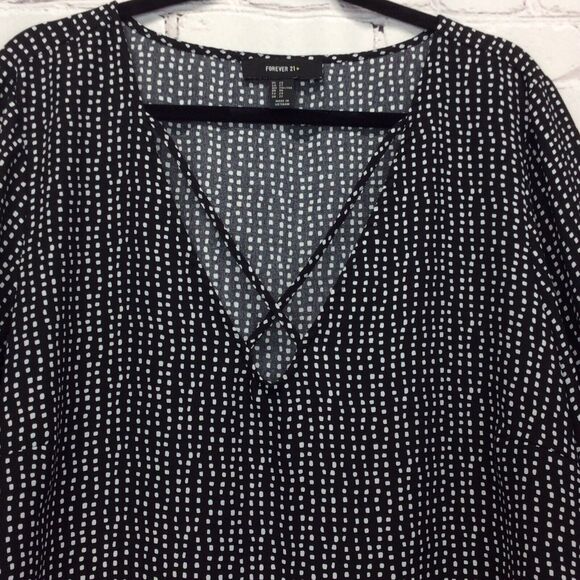 Forever 21 Women’s Size 2x Criss Cross V-neck Tunic Black/White Flared Sleeves - Picture 3 of 8